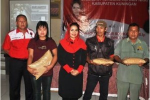 Puti Guntur Soekarno Putri berfoto bersama seusai memberikan bantuan benih padi kepada petani.